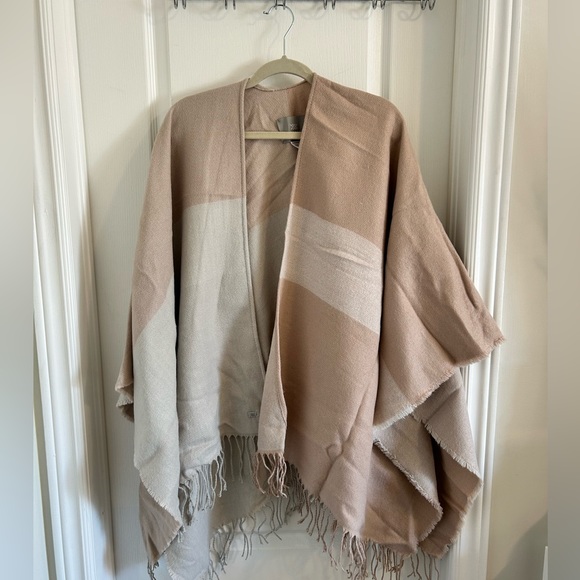 Poncho - Picture 1 of 2